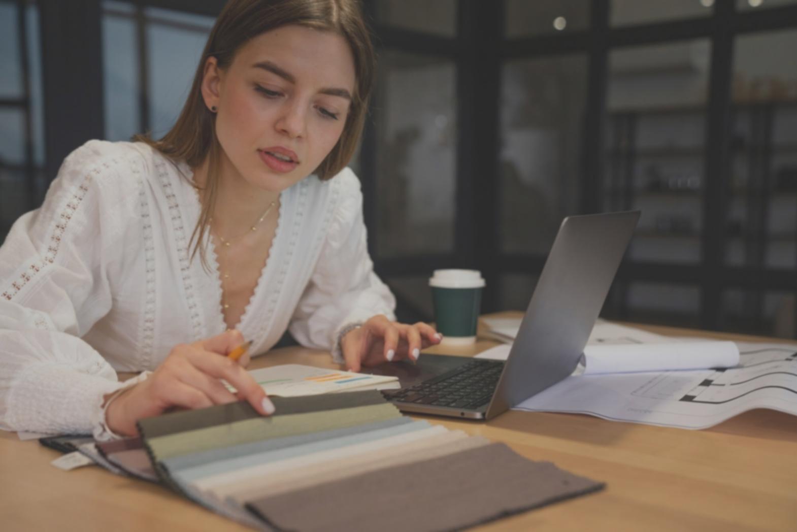 Análisis financiero detallado en oficina de Córdoba