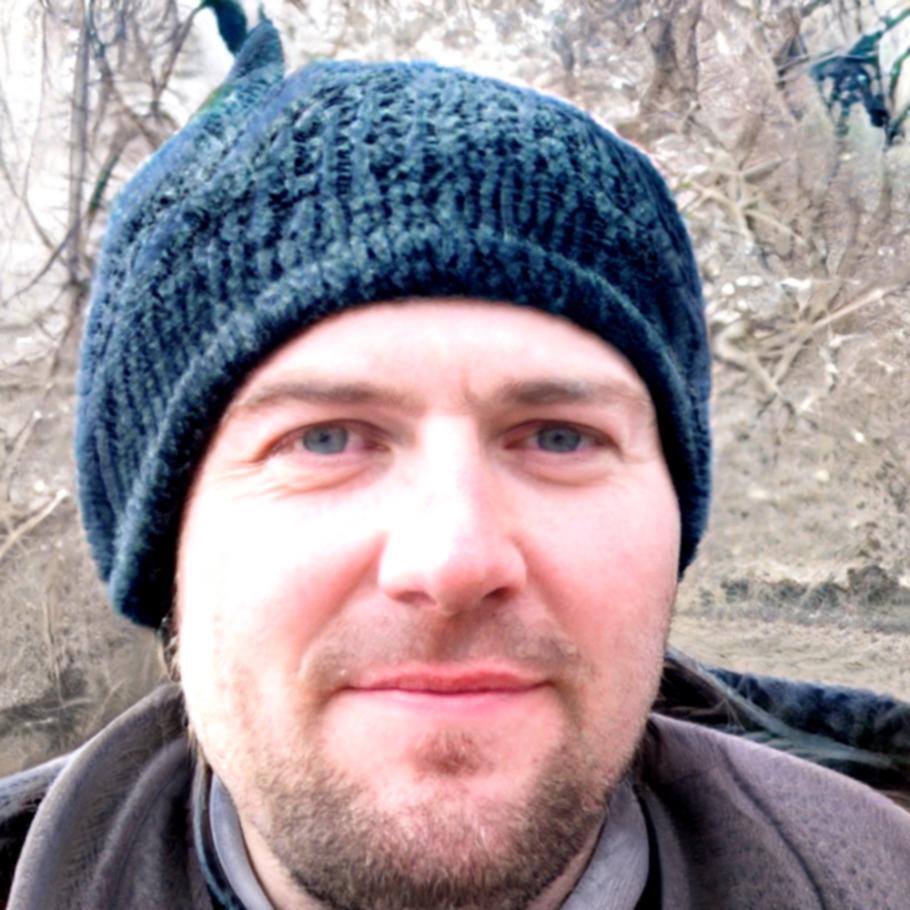 Raül Ferrer, instructor de análisis financiero con experiencia en gestión empresarial