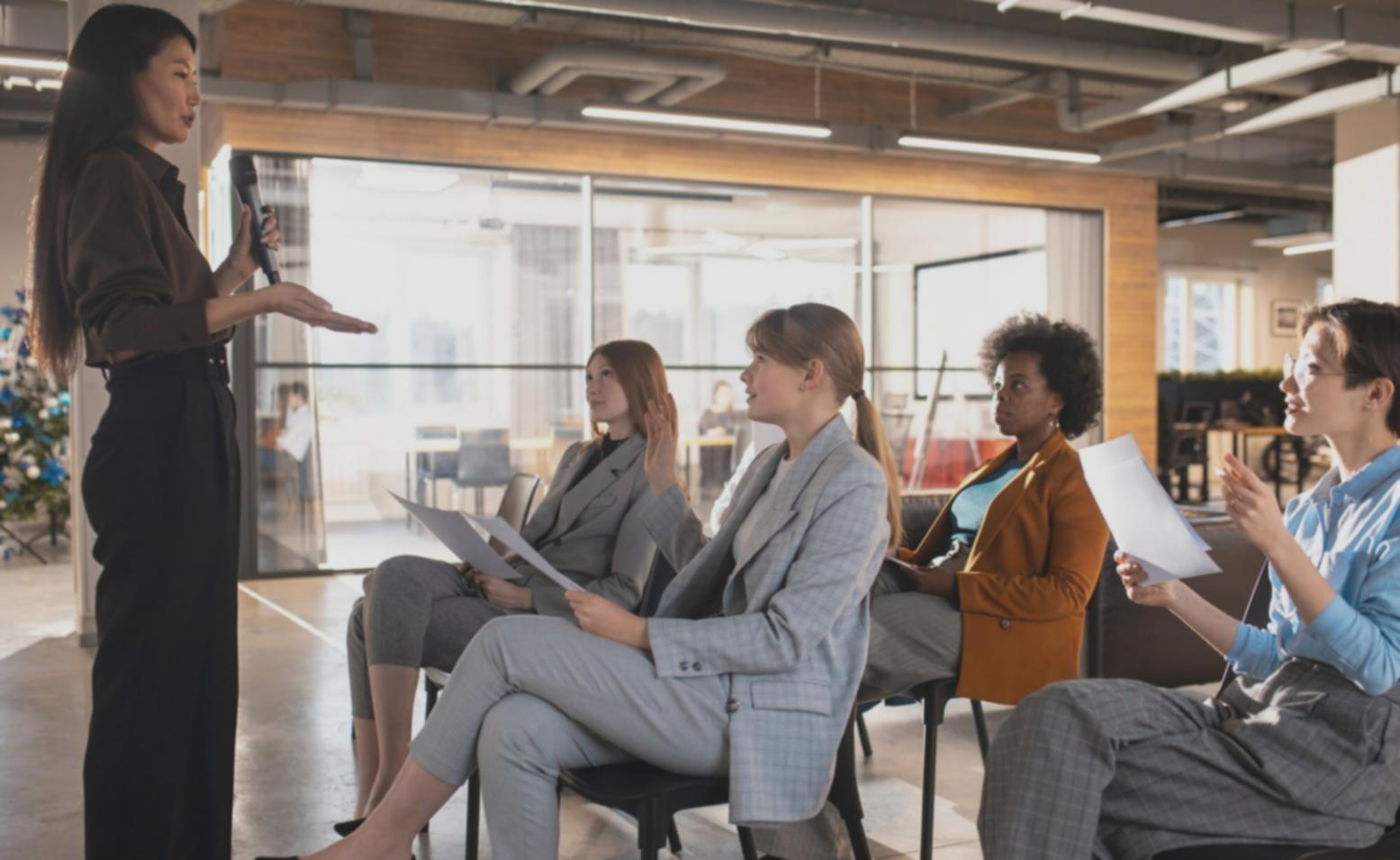 Estudiante revisando documentación financiera